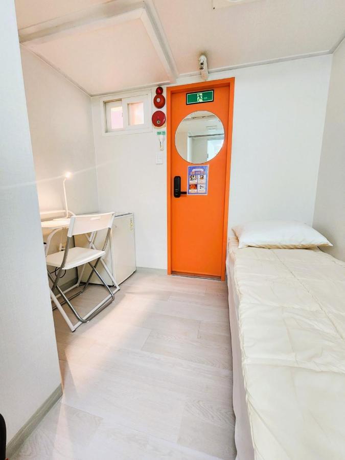 Oreum Stay Myeongdong - Female Only Сеул Экстерьер фото
