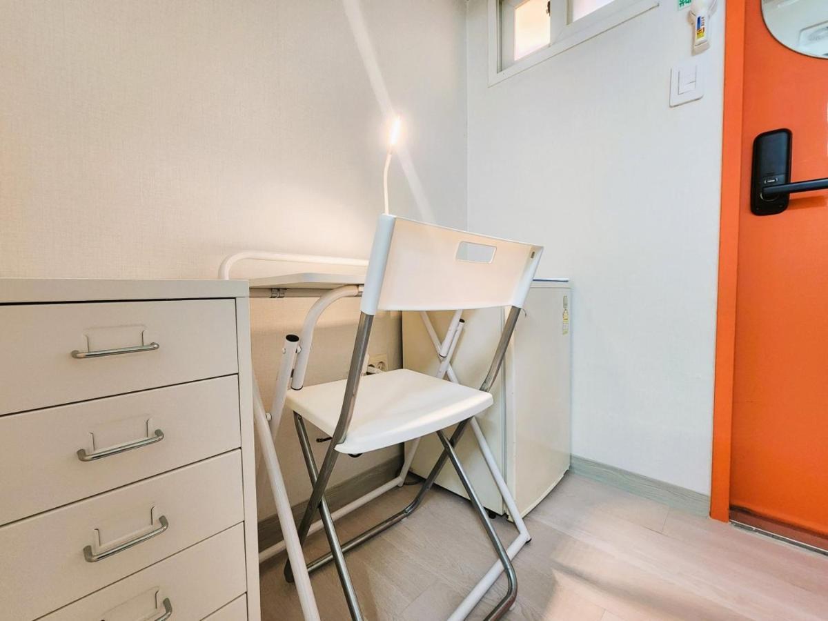 Oreum Stay Myeongdong - Female Only Сеул Экстерьер фото
