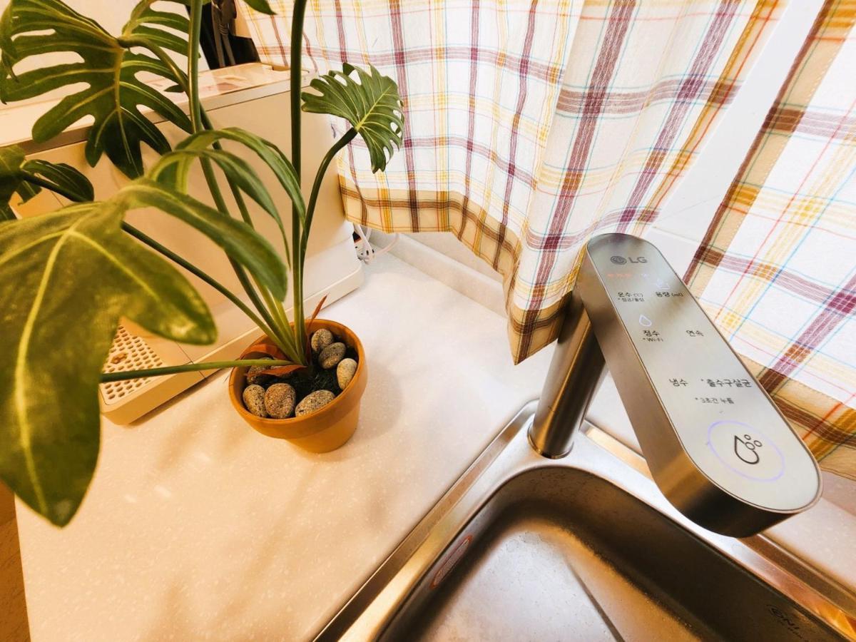 Oreum Stay Myeongdong - Female Only Сеул Экстерьер фото